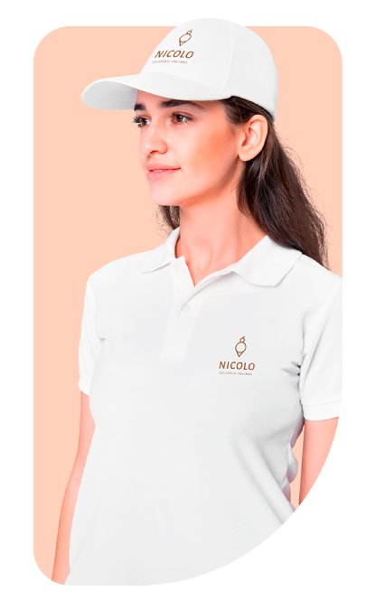 Mujer con gorra y camiseta de Nicolo